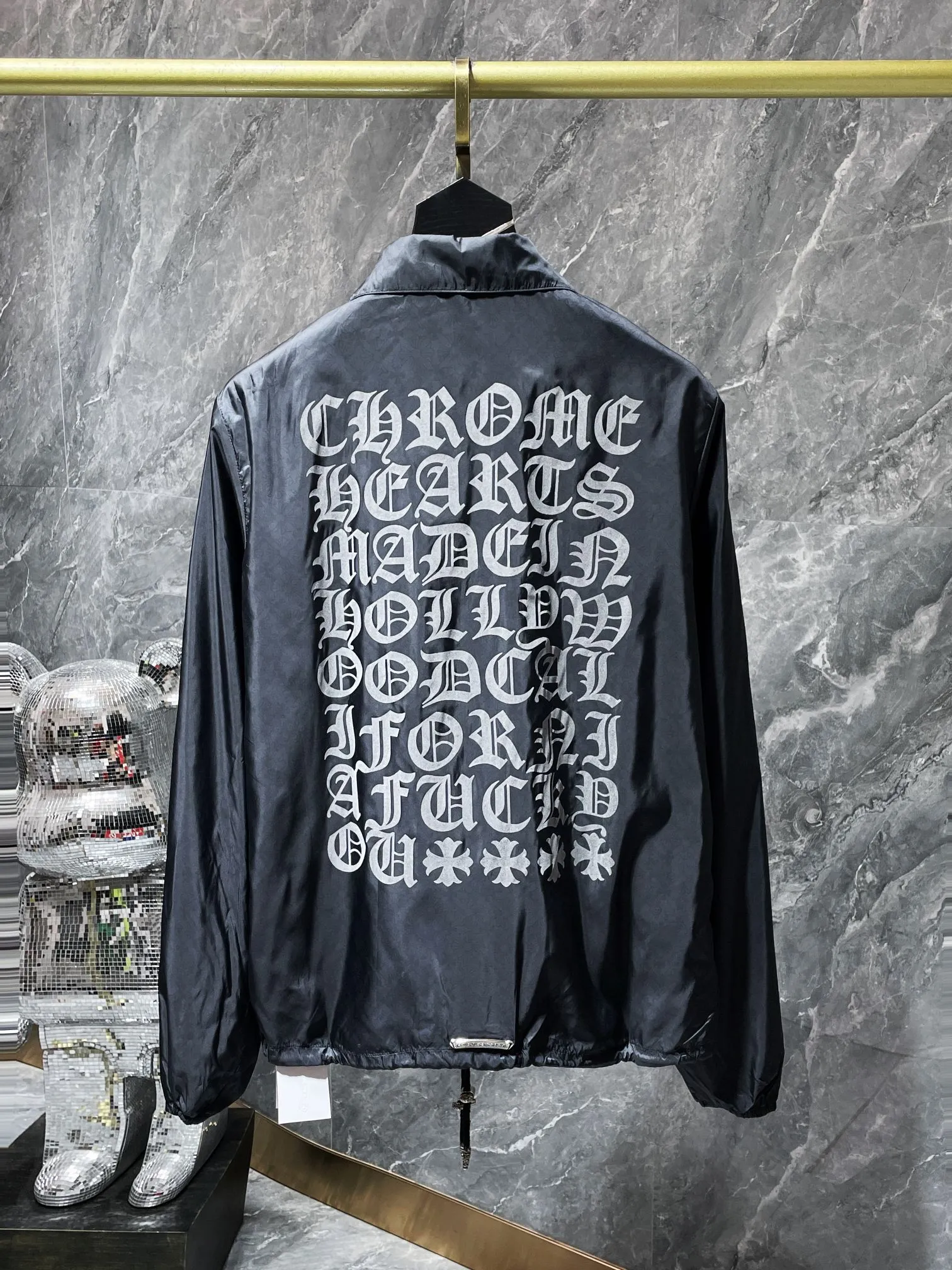 P356 Chrome Hearts Jacket Series Counter Synchronization ❤️ Crow Cross Dark Pattern Jacquard Lightweight Coach Jacket Windproof and Waterproof Dark Pattern Customized Fabric ➕ Sanskrit Reflective on the Back Original Hardware Molding Fine Craftsmanship Details Thin and Loose ✨ Slim Fit and Not Bulky Recommended Color: Custom Dark Pattern Pattern Series Code Numbers: S, M, L, XL